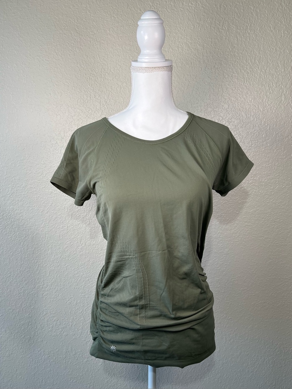 Athleta Momentum Tee Women’s Size Med Moss Green Top Running Yoga Fitness